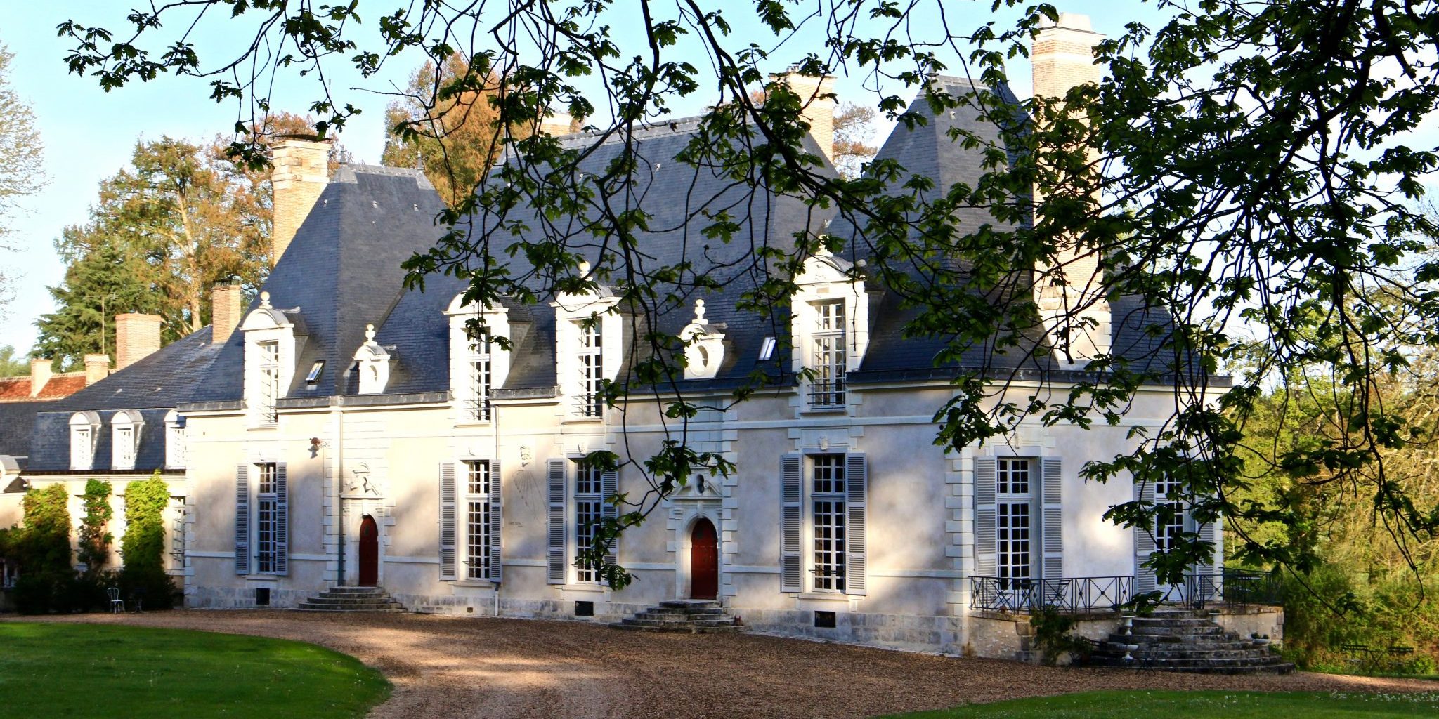 the entrance of the chateau des grotteaux