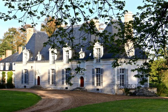 the entrance of the chateau des grotteaux