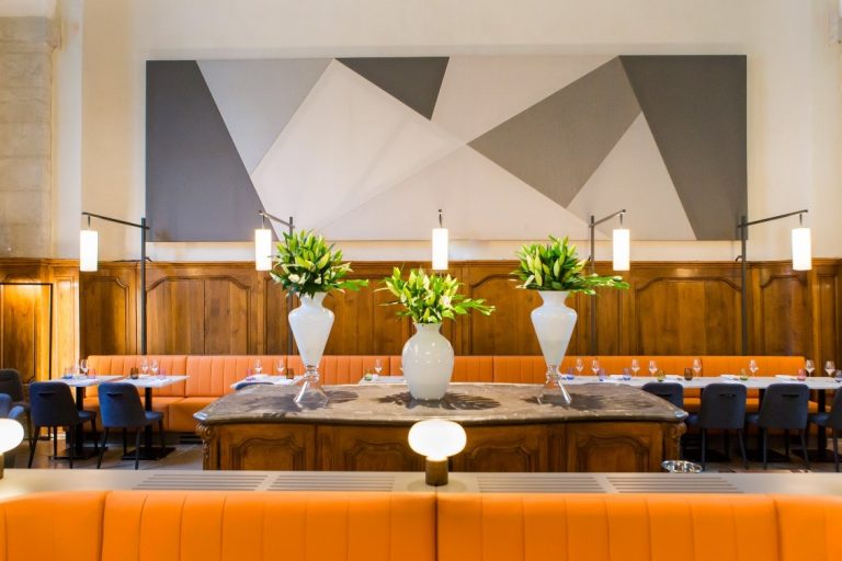 a nice restaurant setting in Lyon