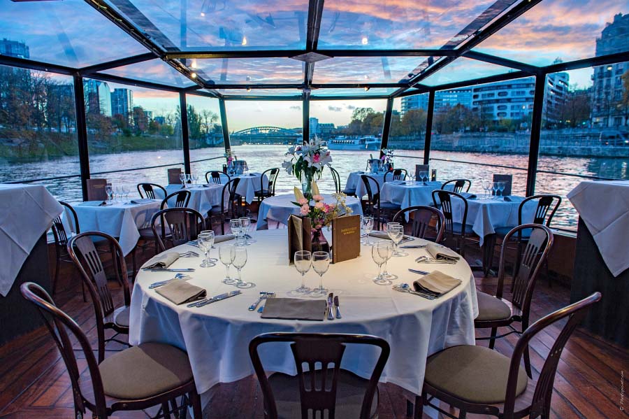 Romantic dinner cruise on the Seine