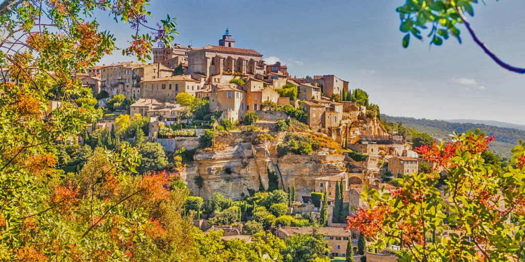 Explore a beautiful village in the Luberon - Gordes - Trip My France