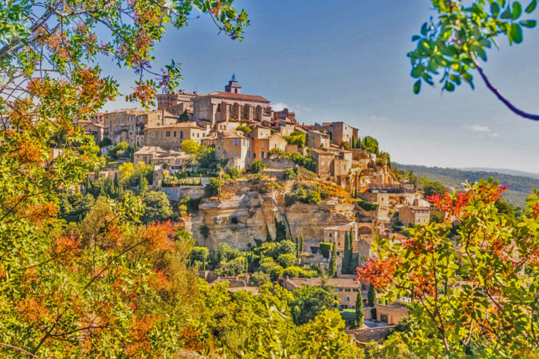 Explore a beautiful village in the Luberon - Gordes - Trip My France