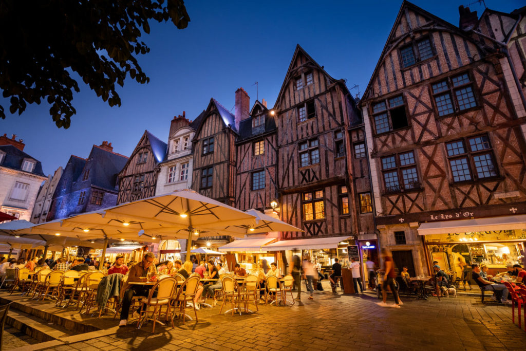 Place with houses and restaurants in the town of Tours