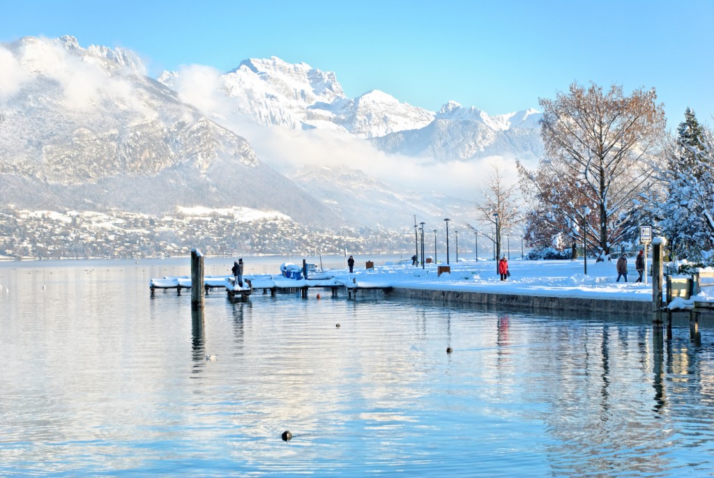 lake-annecy-in-the-snow