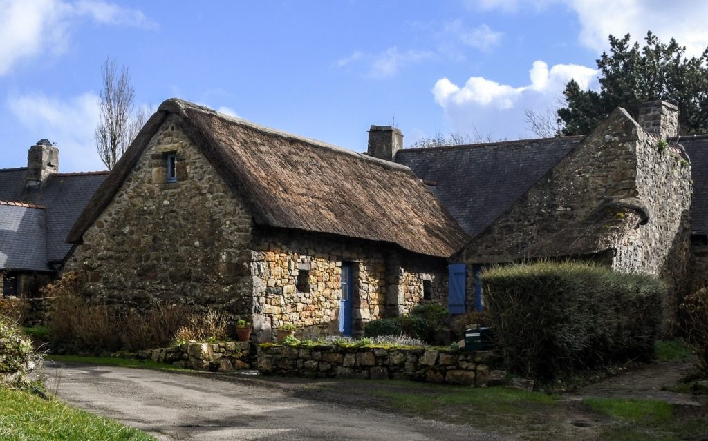 the-breton-thatched-cottages