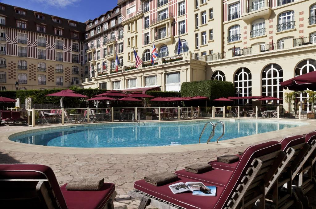 pool-hotel-barriere-le-royal